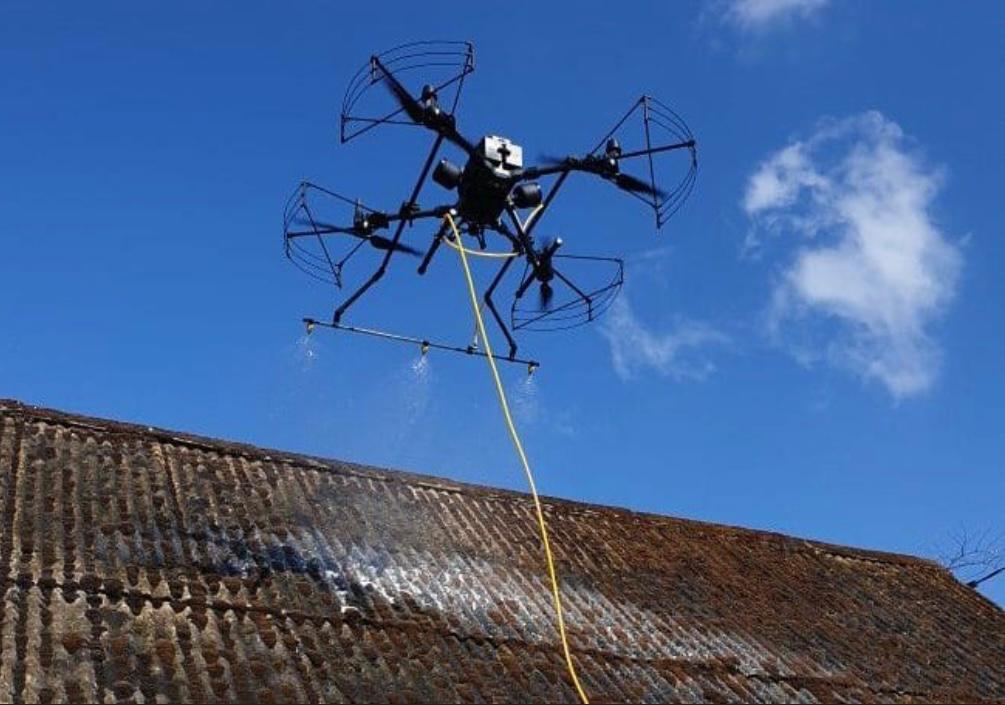 Nouveau décapage et traitement anti mousse toiture, façades avec drone